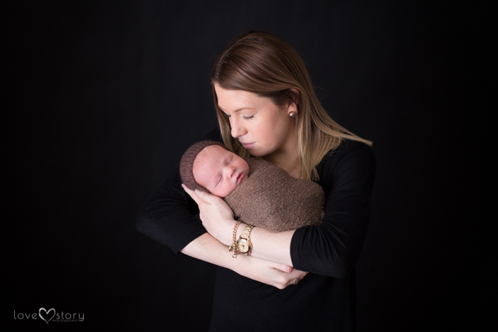 Family Photo with Newborn | Tamworth NSW Family & Newborn Photographer