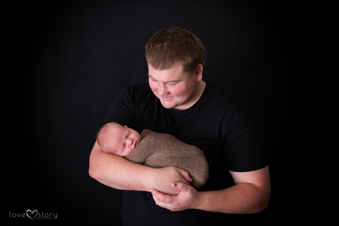 Family Photo with Newborn | Tamworth NSW Family & Newborn Photographer